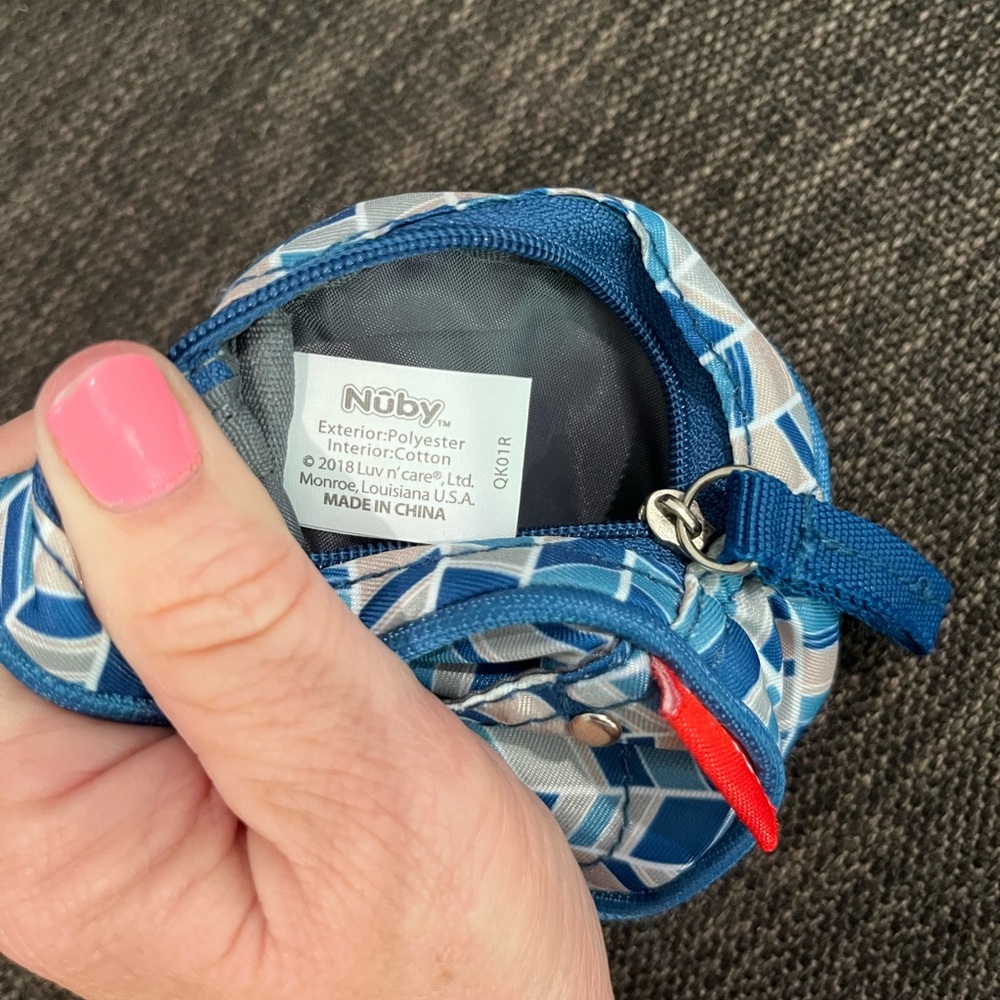 Nuby Chevron Pattern Kids Pacifier Pouch - Picture 6 of 10